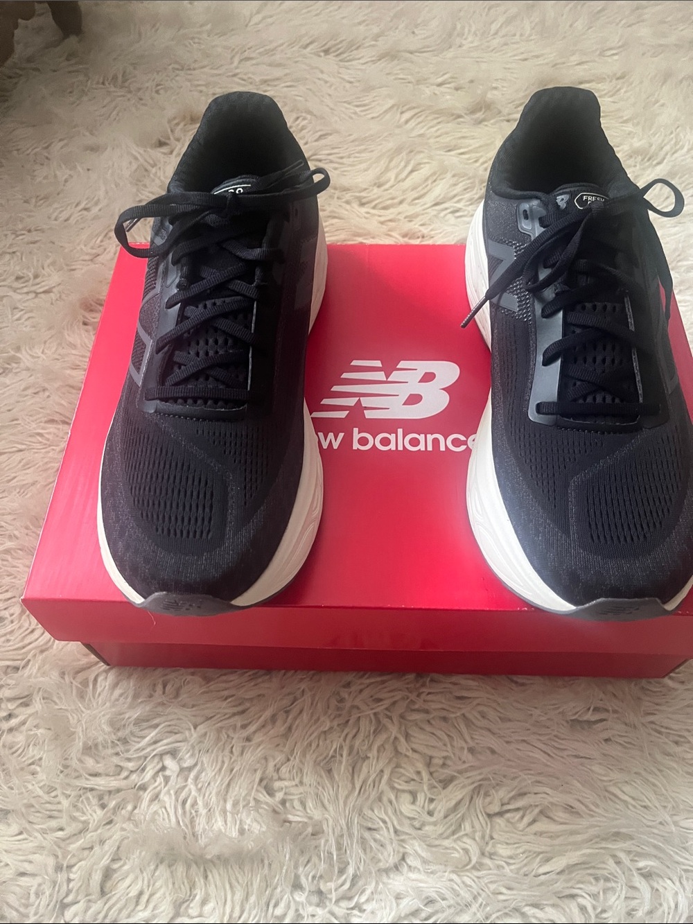 New Balance Men's Black and White Athletic Running Shoes